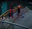 Este es el momento en que se presenta el hurto, sobre el puente de la Avenida Colombia, en inmediaciones de la urbanización Carlos E. Restrepo. FOTO: IMAGEN DE VIDEO