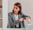 La reducción de la jornada laboral a 42 horas no modifica el salario de los trabajadores, pero sí obliga a las empresas a reorganizar sus horarios y operaciones. FOTO: FREEPIK