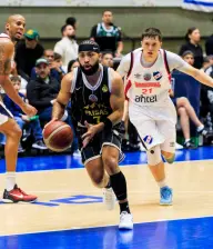 Romario Roque luciendo el número 7 con Paisas en el duelo disputado en el Iván de Bedout, que terminó 94-97 a favor del visitante. Ahora van a Uruguay a buscar el paso a la Final Four. FOTO CAMILO SUÁREZ 