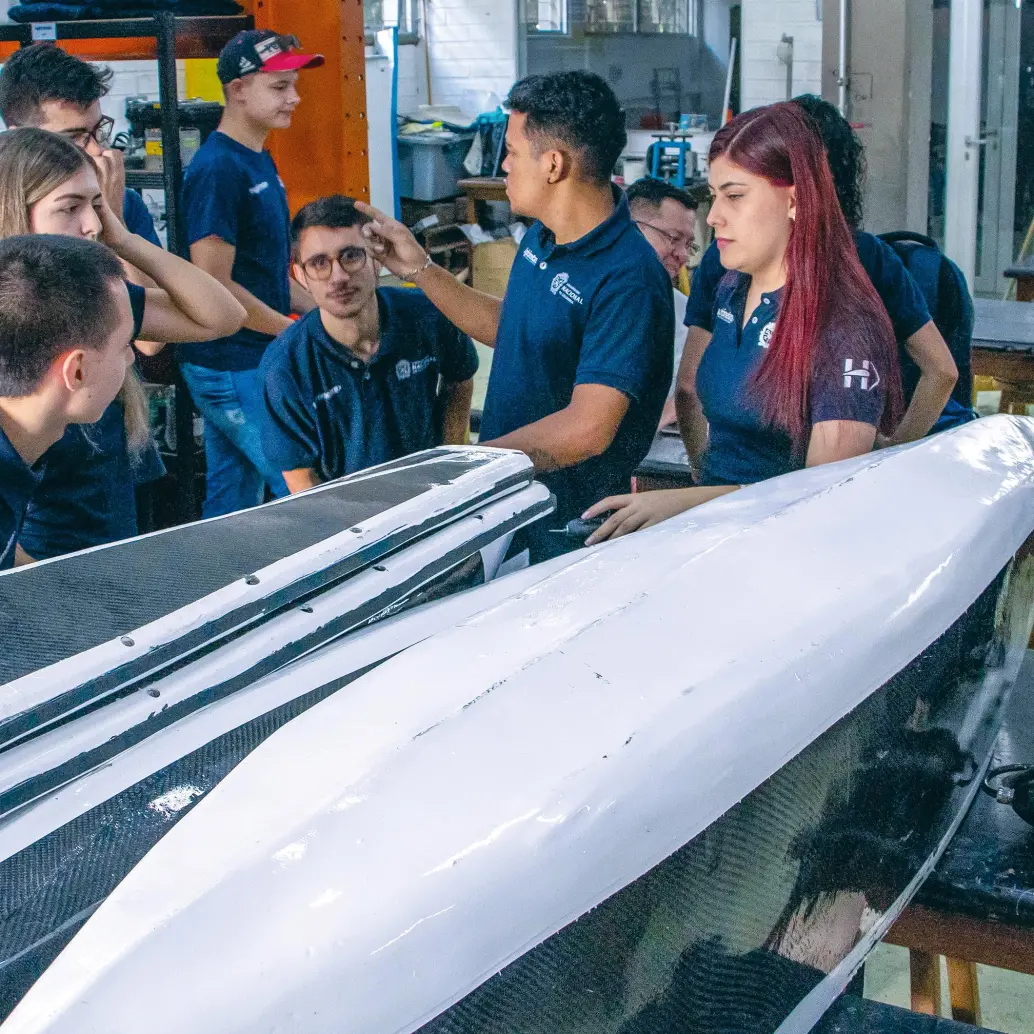 Los estudiantes de Hydrómetra realizando todas las pruebas en laboratorio y en agua con la embarcación que utilizarán en Francia. FOTOS UNIVERSIDAD NACIONAL