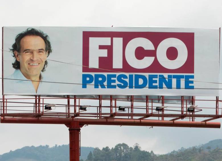 Solo en Cali, la campaña “Fico” dispuso de 26 vallas. Les pidieron desmontar 8. FOTO Camilo Suárez