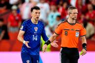 Los jugadores de Croacia reclamaron la acción que les quitó el gol, en los últimos ,minutos del partido contra Portugal. FOTO TOMADAX@TheRefereeNews