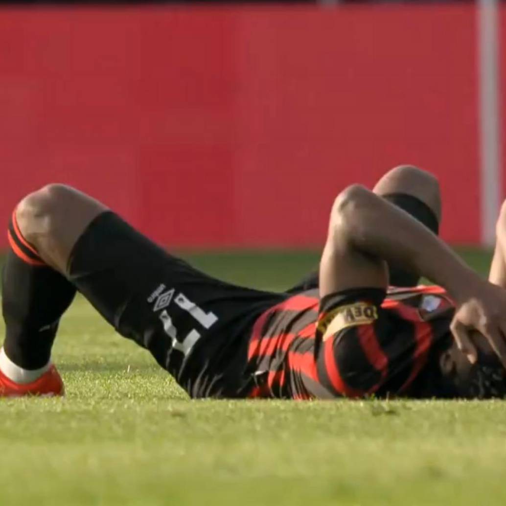 Luis Sinisterra inició como titular en Old Trafford por primera vez desde su lesión en marzo. Cumplía un mes exacto desde su último partido. FOTO Captura de pantalla 