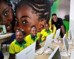 Yerry Mina, feliz en la sede de su fundación con los programas de capacitación de los niños. FOTO El País, Colprensa.