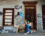 Durante los últimos años, la fachada de la casa terminó invadida de grafitis y se está descascarando. Las puertas y ventanas tienen su madera ajada y cada vez están más deterioradas. FOTOS Camilo Suárez