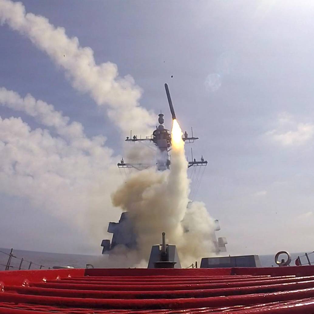 Desde el 28 de febrero que inició la escalada militar, se habría gastado por munición algo más de 5 mil dólares. Foto: U.S. Navy via Getty Images