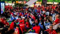 No había cama para tanta gente, así que muchos hinchas vieron el juego en pantalla gigante afuera del estadio. FOTO Jaime Pérez