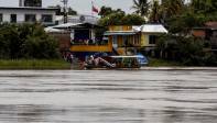 A medida que la ciudad se va fugando a sus bordes, ante el inmenso río Arauca, se confunde el crujir del motor de las canoas con el quejido humano. FOTO: JULIO CÉSAR HERRERA.