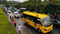 Los usuarios caminan por la autopista norte para llegar hasta la estación Caribe. Foto: MANUEL SALDARRIAGA QUINTERO.