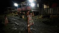 La noche transcurre con tranquilidad para los indígenas en el resguardo Aguasal en Chocó. Foto: MANUEL SALDARRIAGA QUINTERO.
