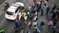 Las personas tratan de abordar cualquier medio de transporte en las autopista norte por el sector de la terminal del Norte Foto: Edwin Bustamante 