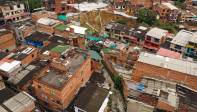 El problema se originó por las constantes crecientes de la quebrada La Madera que se está llevando de forma progresiva parte de la banca en la calle 21 con carrera 62 de Bello. Foto: MANUEL SALDARRIAGA QUINTERO.