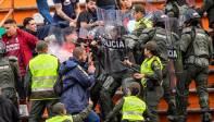 La policía sacó a empujones a simpatizantes del Medellín que pedían que no los empujaran. Foto: Carlos Velásquez