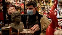 Un joven artesano de San Gregorio Armeno (Maestro de la Natividad) trabaja en un busto de Maradona en su taller. Foto: Getty Images.