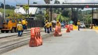 Los trabajadores públicos aprovecharon el poco tránsito para hacer algunos arreglos y reparcheo. FOTO: JULIO CÉSAR HERRERA