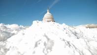 La cúpula del Capitolio de los EE. UU. Aparece detrás de uno de los muchos montículos de nieve. FOTO: Getty