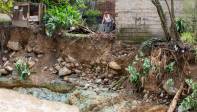 Las recientes crecientes de la quebrada Doña María en Itagüí están socavando los cimientos de las viviendas Foto: Edwin Bustamante
