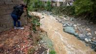 Los habitantes del barrio San Javier en Itagüí están preocupados debido a las grandes crecientes de la quebrada Doña María Foto: Edwin Bustamante
