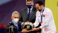 David Ospina arquero y capitán de la selección Colombia le entrega el trofeo del tercer puesto al técnico Reinaldo Rueda. FOTO: EFE
