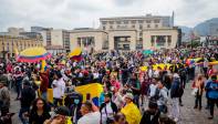 La movilización en Bogotá llegó a la Plaza de Bolívar y esta fue acompañada por algunos líderes de oposición en el Congreso. Foto: Colprensa