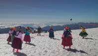 Mujeres indígenas aimaras miembros de las Cholitas de Escalada de Bolivia Warmis juegan un partido de fútbol a unos 6,000 metros de altura. Foto: AFP
