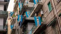 Homenaje en las calles de algunos barrios españoles: “El pibe de oro”, se lee en los letreros conmemorativos. Foto: Getty Images.