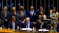 Vestido con traje y corbata azul, desde la sede del Congreso Nacional, Lula prometió en su primer discurso “reconstruir” el país sobre las “ruinas” del legado del ultraderechista Bolsonaro. FOTO: GETTY