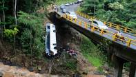 Aproximadamente a las 2:00 de la mañana de este lunes, un bus de servicios especiales perdió el control y cayó en un abismo en el kilómetro 73 de la autopista Medellín-Bogotá. FOTO JAIME PÉREZ