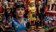 Figuras pequeñas y grandes de está leyenda del fútbol están a la venta en tiendas españolas, y en especial en Barcelona. Foto: Getty Images.