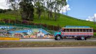 En la Autopista Medellín-Bogotá mientras se pasa por Guarne se pueden ver varias intervenciones artísticas en puentes y muros. Murales realizados en cerámica que hacen alusión a los pueblos tradicionales de Antioquia se pueden apreciar en puentes y paraderos de esta vía. Foto: Carlos Velásquez