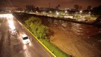 El río se desbordó a la altura de la calle 33, por la salida de Parques del Río, en la Autopista Sur. Foto: Carlos Velásquez