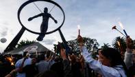 Debajo de la escultura de ‘El hombre en busca de paz’ descansan los restos de Darío Gómez. FOTO: MANUEL SALDARRIAGA QUINTERO.