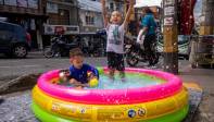 Niños felices en sus piscinas inflables fue una constante en el recorrido que realizamos por los barrios de Medellín. Foto: Carlos Velásquez