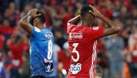 Lamento de los jugadores del Pereira (Brayan Muñiz) y Medellín (Víctor Moreno) ante la imposibilidad de sumar los tres puntos. FOTO Manuel Saldarriaga