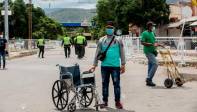 Luis Manuel Centeno consiguió una silla de ruedas para transportar a los adultos mayores, cobra $ 5.000 pesos por el servicio. Foto: Camilo Suárez