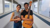 María José y Anderson son los únicos músicos que tiene la clínica para cantarles con amor a los pacientes internados y a sus familiares y cuidadores. Foto: MANUEL SALDARRIAGA QUINTERO.
