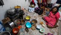 En los pequeños cuartos donde habitan los embera, acomodan fogones, colchones entre muchas cosas más. Foto: MANUEL SALDARRIAGA QUINTERO.