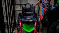 Su silla que es su medio de transporte presenta un desgaste avanzado lo que representa un peligro para su integridad. Foto : Camilo Suárez Echeverry