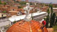 Especialistas de los trabajos en alturas realizan la limpieza general de la cúpula. Foto: Manuel Saldarriaga. 