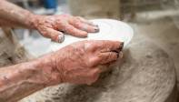 El pulido es una parte fundamental en el proceso de la cerámica. Foto: Camilo Suárez