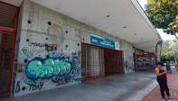 La fachada de la unidad está rayada y repletas de graffitis. Foto: MANUEL SALDARRIAGA QUINTERO.