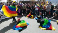 Los colectivos culturales realizaron presentaciones teatrales para dar inicio a las marchas. Foto Manuel Saldarriaga