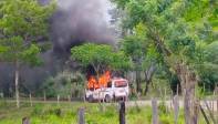 Además de la quema de vehículos, en la subregión de Urabá, también se han registrado hostigamientos por parte de las AGC. Buseta de servicio público quemada en vía a Urabá. FOTO: CORTESÍA.