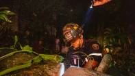 Incluso alumbrando con linternas los bomberos trabajan para restablecer el paso. FOTO: CARLOS VELÁSQUEZ