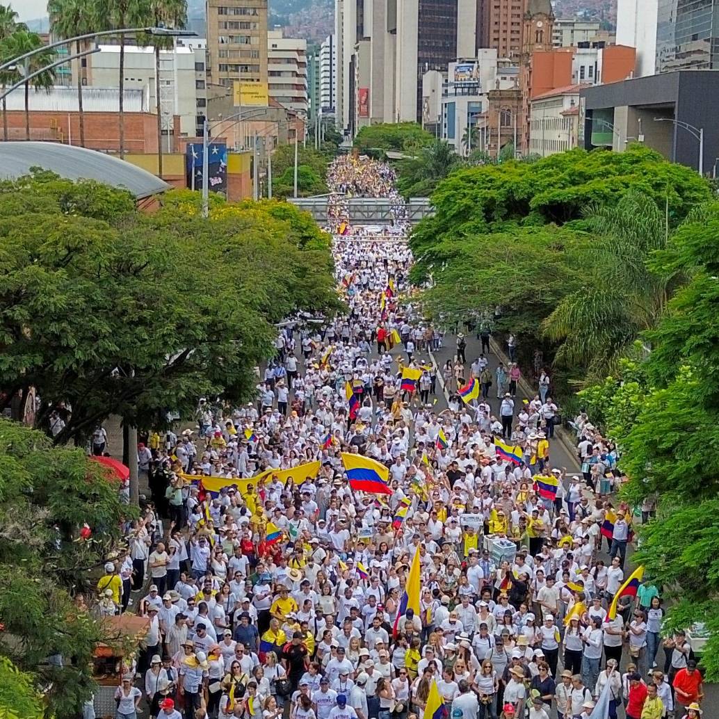 En resumen, la marcha fue un reflejo de la pasión política que se vive en Medellín y una muestra palpable del continuo impacto de Álvaro Uribe en la política colombiana. Foto: Camilo Suárez Echeverry