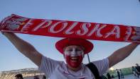 Los polacos que acompañan la selección en Qatar, celebraron su primera victoria en la del mundial. FOTO Juan Antonio Sánchez