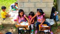 En Imágenes | Niños indígenas de una vereda de Andes reciben clases a la intemperie