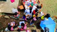 En Imágenes | Niños indígenas de una vereda de Andes reciben clases a la intemperie