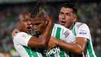 Los jugadores verdes celebran el gol de Candelo, el segundo de la noche para Nacional. FOTO: MANUEL SALDARRIAGA QUINTERO