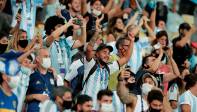 Los pocos asistentes Argentinos que pudieron ingresar al estadio, disfrutaron del nuevo titulo Argentino. Foto: EFE